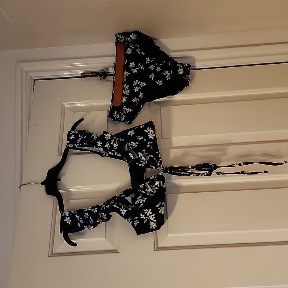 Cupshe size large two piece navy blue with white and light blue Daisy's